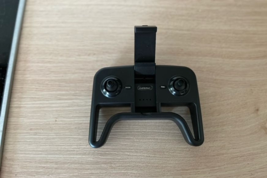 Einfach aufgebaute Fernbedienung bei Drohen für Kinder